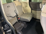 後席をはね上げれば、「もうひとつの荷室」が生まれます。