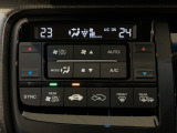 オートエアコンは左右席で独立温度コントロールが可能です。運転席はキンキンに冷やして助手席はマイルドにと言った設定が可能です☆暑さ寒さでケンカすることもなくなりますね♪