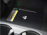 ◆ワイヤレス充電器◆ワイヤレス充電規格Qiに適合した機器を充電エリアに置くことで使用できます。