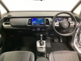 車内は光触媒抗菌消臭施工済です。スタイリッシュなデザインでスポーティなインパネ周りを演出します。グローブボックスやカップホルダーのほかにトレーなどたくさんの収納スペースが付いています。