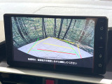 【バックカメラ】駐車時に後方がリアルタイム映像で確認できます。大型商業施設や立体駐車場での駐車時や、夜間のバック時に大活躍!運転スキルに関わらず、今や必須となった装備のひとつです!