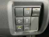 コーナーセンサーを車の前後に装備。障害物までの距離に応じて警告音を変えてお知らせ。縦列駐車時や駐車場・車庫などでの取り回しをサポートします。詳細は販売店スタッフまでおたずねください。