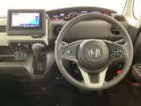 【ハンドル】運転にかかわる様々な操作を安全に行えるように視点移動が少なく操作性に配慮されたスイッチ類が凝縮されたコックピットです。