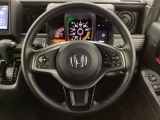 ハンドルにHondaセンシング系のクルーズコントロールやレーンキープアシストなどのスイッチと、オーディオの操作スイッチが装備されています。ハンドルから手を離さず安全に操作できます。