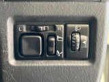 【電動格納ミラー】サイドミラーは電動格納式となっており、狭い駐車場でもキズがつくリスクを抑えられます。