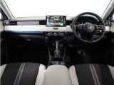 視界広々で運転しやすくロングドライブでも疲れを感じさせないすっきりとまとまったインパネ周りです。
