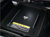 ◆ワイヤレス充電器◆ワイヤレス充電規格Qiに適合した機器を充電エリアに置くことで使用できます。