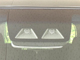 【スマートアシスト】走行中に前方の車両等を認識し、衝突しそうな時は警報とブレーキで衝突回避と被害軽減をアシスト。より安全にドライブをお楽しみいただけます。