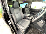 運転席まわりには十分なスペースがあり、大柄な方でもゆったり運転していただける環境です。