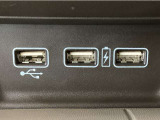【USBポート】USBポートも装備されています、スマートフォンの充電やオーディオに連携も可能です、今や欠かせない装備の一つです!