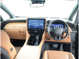 デザインもよく、居心地のよい運転席ですね。分かりやすいスイッチ類ですから操作もしやすく運転をサポートします。ぜひご来店いただき、実際にお座りいただいてステアリングを握ってみてください!