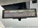 [スマートルームミラー]車両後方をミラーに映し出すため、悪天候の時でも視界は良好♪