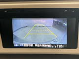 【バックカメラ】運転が苦手な方も車庫入れラクラクです!ギアをリバースに入れれば自動的に切り換わりますので、面倒な操作は不要です♪狭い駐車場もお車を傷つけず安心ですね!