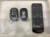 スマートキー付きですからドアロックの開閉およびエンジンスタートが楽々です。電動スライドドアの開け閉めもボタンで操作できます。ボタン操作でトランクが開けられる電動テールゲートのボタンもついています。