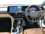 運転席周りのレイアウトをご覧ください。ナビゲーションが綺麗に装着されすっきり収まってますね!
