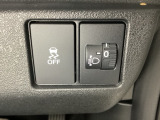 ハンドルの右側にはヘットライトリベライザーとVSA(ABS+TCS+横滑り抑制)の解除スイッチがついています。ヘッドライトリベライザーは道路状況や積荷の加重に応じてライトの高さを調節できます。