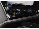 ★使いやすさや安全性を追求したステアリング周り!高級車ゆえにスイッチ類が多いのも特徴ですね!考え尽くされた配置ですぐに使いこなす事が出来ますのでご安心下さい!是非、体感してみて下さい!!