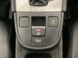 セレクトレバーの下に電子制御パーキングブレーキがあります。スイッチひとつで、停車した地点の傾斜などをシステムが検知・判断してブレーキ力を自動的に最適制御し、しっかり停車できるパーキングシステムです。