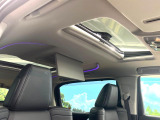【ガラスルーフ】ガラスルーフ搭載で車内の解放感が一気にアップ!開放的なドライブをお楽しみいただけます。