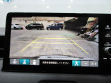 バックカメラの画像です。ガイドラインがスムースな車庫入れをサポートいたします。車庫入れの安心感がアップしますね。