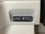 ハンドルの左下にETCがついています。高速道路の料金所の通過も楽々です。 カードの取り出しもしやすい場所についています。