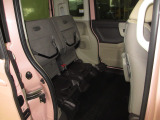 座面を跳ね上げれば、後席が背の高い空間に。駐車場などで後ろが狭く、テールゲートが開けられない時に、横から積みやすい「もうひとつの荷室」になるなど、アイデア次第で使い方が広がります。