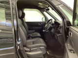 ウォークスルーが出来るセパレートシートの運転席は、シートハイトアジャスターが付いています。
