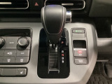 CVT車のセレクトレバーです。低速から高速まで、変速ショックのないスムーズな走りと、エンジン効率のよい領域を維持して燃費にも貢献します。サイドブレーキはスイッチ操作の電子制御パーキングブレーキです。
