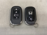 スマートキーを装備しています。鍵を差し込むことなくドアロックの開け閉めと、スタートボタン操作でのエンジンスタートができます。ボタン操作でトランクが開けられる電動テールゲートのボタンもついています。