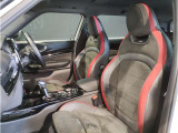 MINIの少し硬めのシートは乗り降りもしやすく、長距離ドライブでも疲れにくいように設計されております!