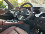 【ハンドル】ドライバーとBMW車の一体感がダイレクトに伝わるステアリングホイール。形状・太さへの拘りに加えて、操作性を高める為にスイッチ類も配置。クイックかつ安定のドライビングを体感下さい!