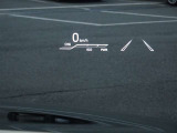 カラーヘッドアップディスプレイ付き。少ない視線移動で情報を確認できるので、運転の疲労軽減に繋がりますよ♪