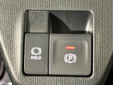【電動パーキングブレーキ】パーキングブレーキは便利な電動式!ボタン一つで操作でき、アクセルを踏めば自動で解除されます♪レバーやペダルが無いので運転席廻りもすっきりしますね♪
