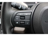 ハンドル左部分でオーディオ操作が可能。そのため、運転中でも目線をずらさずに安全運転♪