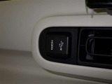 充電用USB端子付き。スマートフォンなどの充電に便利です。