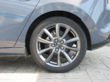 18インチ純正アルミホイールを装備。タイヤサイズは215/45R18となります。