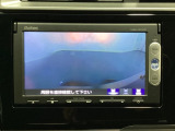 ギヤをR(バック)に入れるとナビの画面に後ろの映像が映るリアカメラ付です。後退時、コンディションが悪い視界でもカラーバックモニターがドライバーをサポートします。