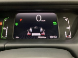 デジタル表示のスピードメーターとタコメーター、燃費やオドメーターなどの表示の他に、ホンダセンシング機能などの表示もできる多機能なマルチインフォメーション・ディスプレイです。