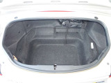【トランク】間口は狭いですが、奥行きは意外と広いんです!オープン状態にしても、荷室内の容量に変化がないのが特徴です♪