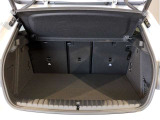 【トランクルーム】全面をファブリック処理し荷物に傷がつくのを防ぎます。ラゲージルーム照明を装着。背もたれをほぼ水平まで倒すことが出来ますので、大きな荷物の収納にも便利です。
