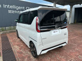 フロントだけでなく、バックソナーも付いてるので駐車時もバッチリ補助してくれます(*^^*)