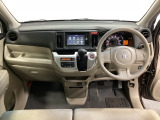 車内は光触媒抗菌消臭施工済です。インパネ周りはスタイリッシュなデザインで機能や装備も充実しています。グローブボックスやカップホルダーのほかにトレーなどたくさんの収納スペースが付いています。