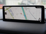 マツダコネクトの10.25インチワイドセンターディスプレイです。『Android Auto』『Apple CarPlay』や独自のコネクテッドサービスに対応したインターフェイスシステムです。