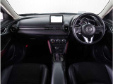 【インパネ周り】視界がよく運転しやすい設計となっております。インパネ周りもすっきりと洗練されたデザインで高級感が溢れています。日々のドライブを飽きさせません。