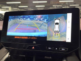 【パノラミックビューモニター】専用のカメラにより、上から見下ろしたような視点で360度クルマの周囲を確認することができます☆死角部分も確認しやすく、狭い場所での切り返しや駐車もスムーズに行えます。