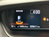 パーキングセンサーシステムは走行中に障害物が迫ると音と表示でお知らせ、低速走行時時の安心感を高めます