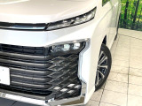 【LEDヘッドライト】悪天候や夜間走行時も良好な視界を確保し安心して運転できる高輝度LEDヘッドライトを装備!点灯速度が早く、消費電力も抑えられています。