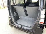 後席を倒さなくても、ゆとりある荷室。