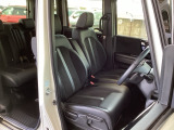【ベンチシート】運転席と助手席の移動もスムーズ!狭い駐車場での乗り降りや、お子様の乗り降りにも便利です。座席の間にコンソールボックスやドリンクホルダーがないため、車内空間が広く感じます。