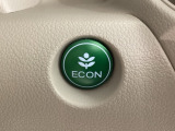 エンジンやエアコンなどクルマ全体の動きを燃費優先で自動制御するECONモード。空調など快適性を優先したいときは、スイッチ1つでOFFにすることも可能です。